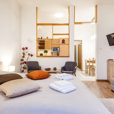 Downtown Charm With Balcony And Garden View Apartman Budapest Kültér fotó