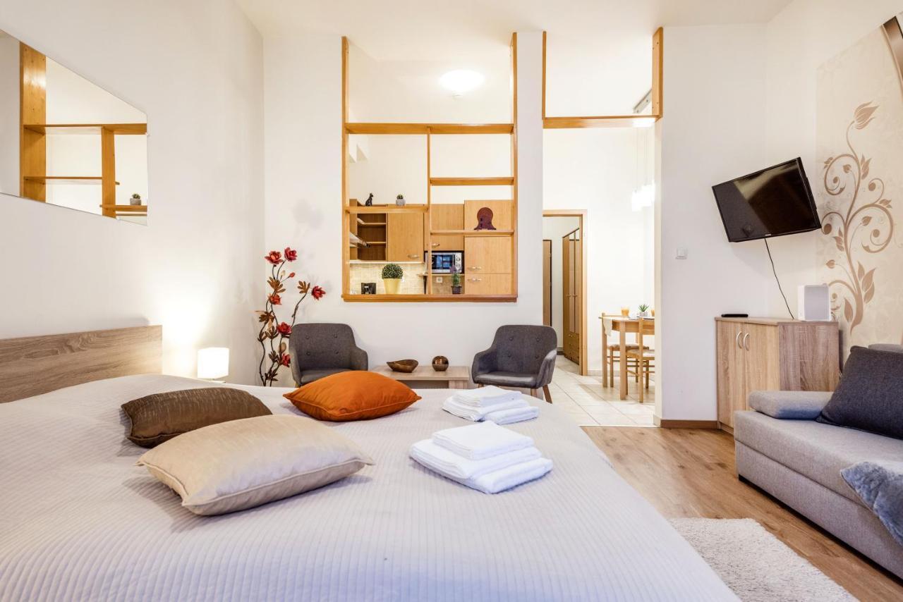 Downtown Charm With Balcony And Garden View Apartman Budapest Kültér fotó