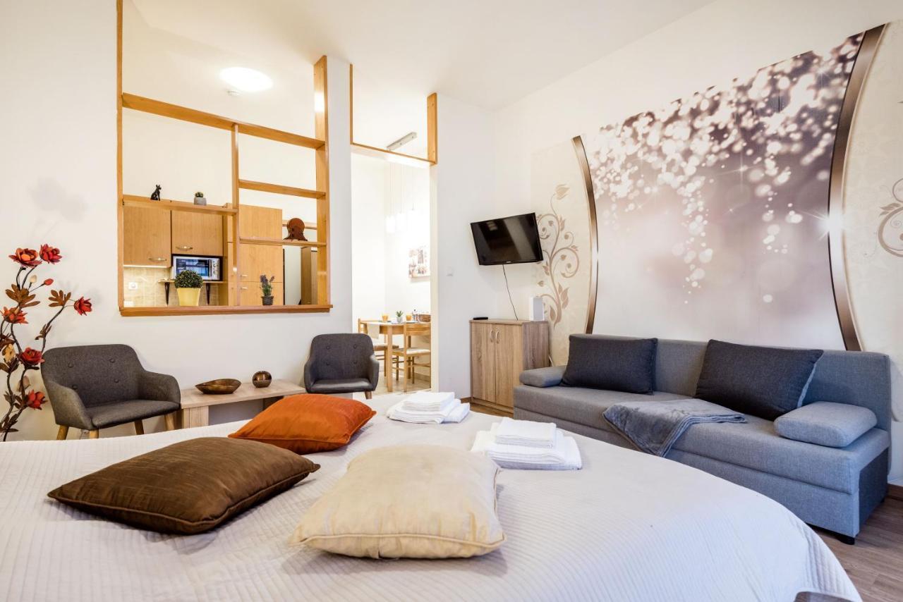 Downtown Charm With Balcony And Garden View Apartman Budapest Kültér fotó