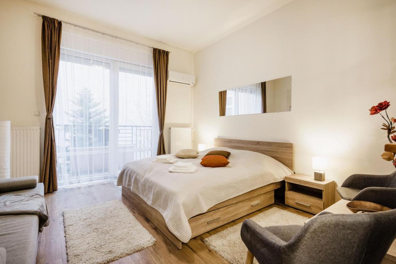 Downtown Charm With Balcony And Garden View Apartman Budapest Kültér fotó