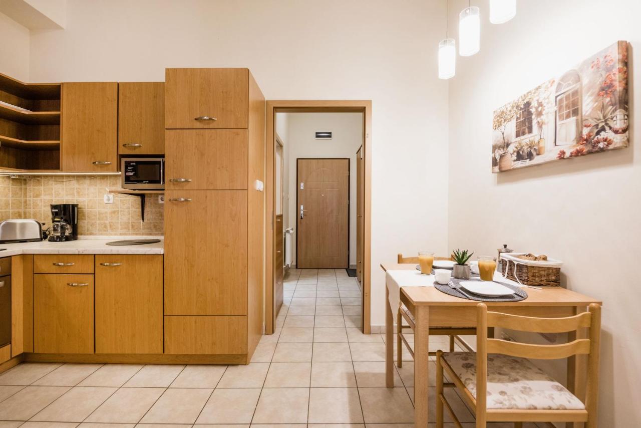 Downtown Charm With Balcony And Garden View Apartman Budapest Kültér fotó