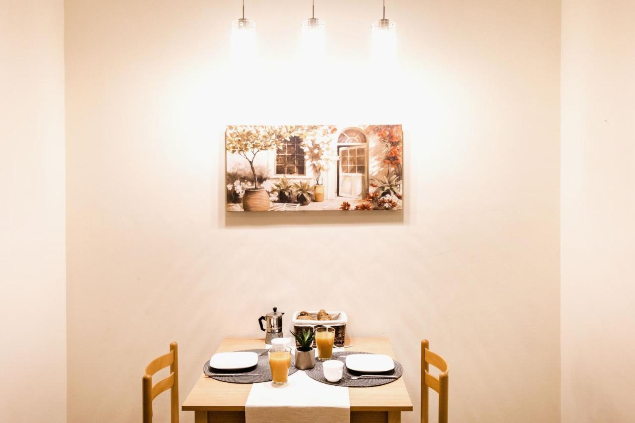 Downtown Charm With Balcony And Garden View Apartman Budapest Kültér fotó