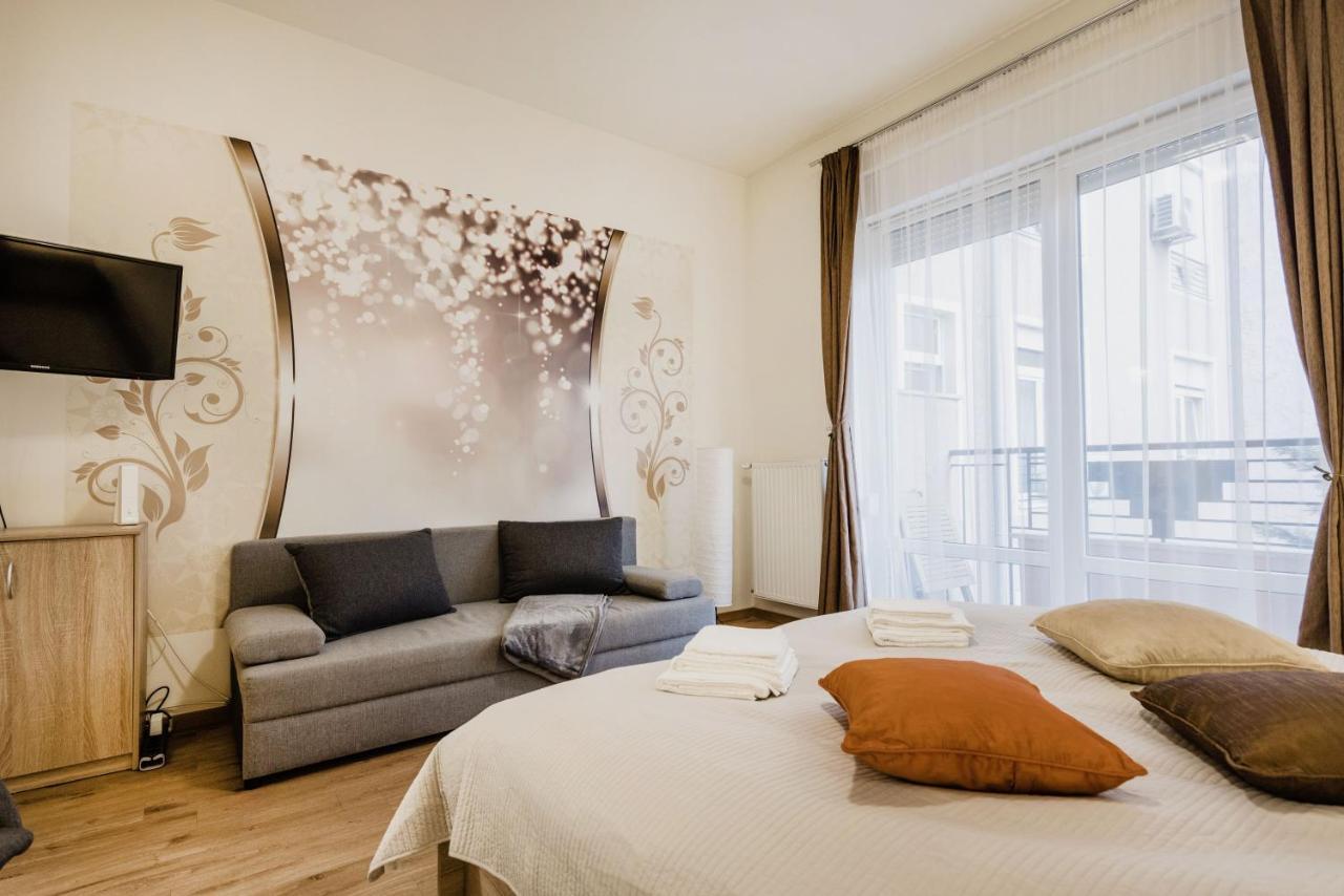 Downtown Charm With Balcony And Garden View Apartman Budapest Kültér fotó