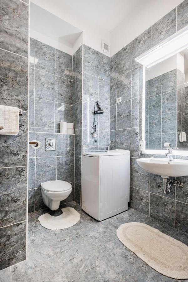 Downtown Charm With Balcony And Garden View Apartman Budapest Kültér fotó